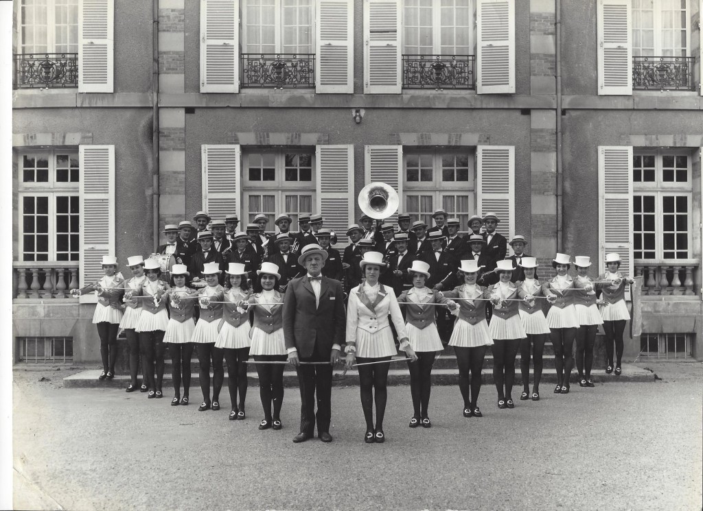 5  Les majorettes et l'Harmonie à La Loge des Bois peu avant 1970